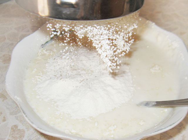 1. Этап. Блины на кефире с кипятком: Теперь просейте муку, чтобы без комочков была.