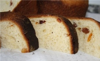 1. Этап. Кулич на закваске: Ставим куличи в разогретую до 200-220 градусов духовку на 10 минут с паром. Чтоб был пар, поставим на дно духовки жестяную баночку со льдом. А потом уменьшаем температуру до 180-200 и печем до готовности. Большие выпекаем минут 40, а поменьше 25-30, но все зависит от вашей духовки. Остывшие куличи можно подавать к столу.