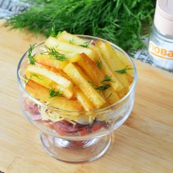 Салат с картошкой фри и колбасой