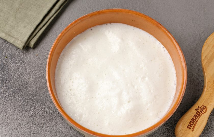 1. Этап. Белковый омлет на пару: Форму смажьте маслом. Переместите в форму белковую массу.