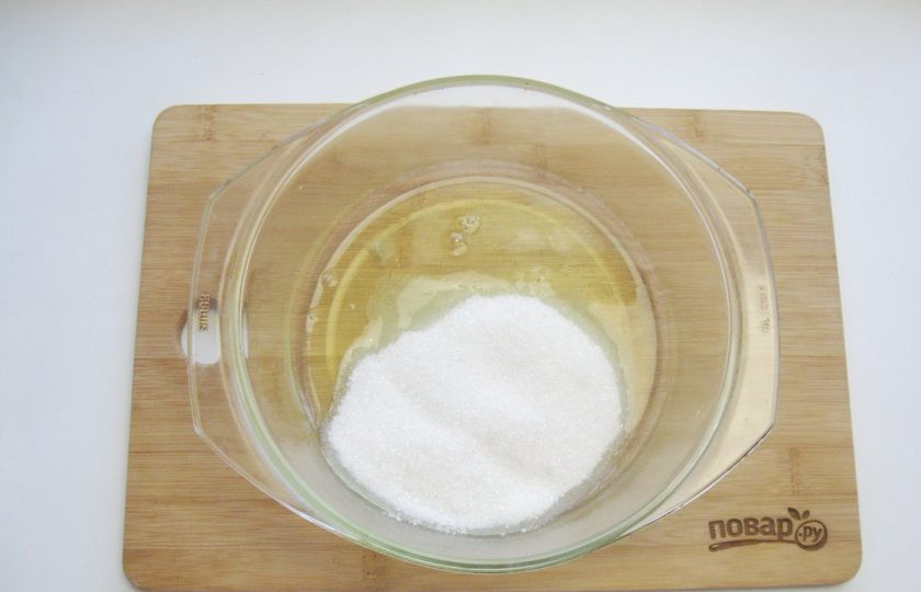 1. Этап. Щвейцарская меренга: Добавьте сахар и лимонную кислоту. Можно добавить ванильный сахар. Кастрюлю наполните водой и поставьте на плиту, доведите до кипения.