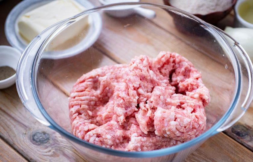 1. Этап. Котлеты Праздничные: Свинину пропустите через мясорубку.