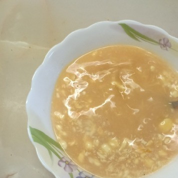 1. Этап. Ёжики: Смешать томатную пасту, сметану и сахар. Постепенно добавляя воду, размешать смесь до однородного состояния.