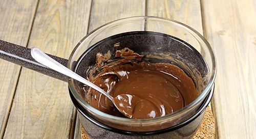 1. Этап. Творожные сырки в домашних условиях: Сделайте глазурь. Масло с шоколадом поставьте на водяную баню. Постоянно помешивая, сварите гладкую глазурь.