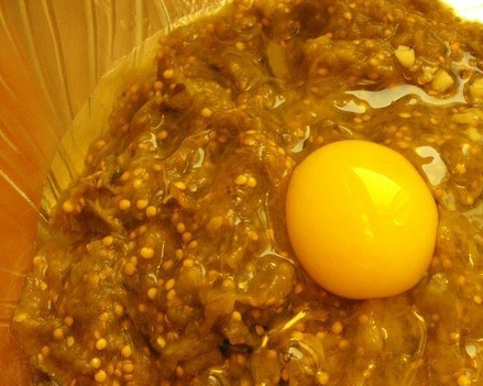 1. Этап. Оладьи из баклажана: Запеченным баклажанам дайте немного остыть. Затем очистите их от кожицы, а мякоть пропустите через мясорубку или измельчите блендером до пюреобразного состояния. Вбейте к баклажановому пюре яйцо.