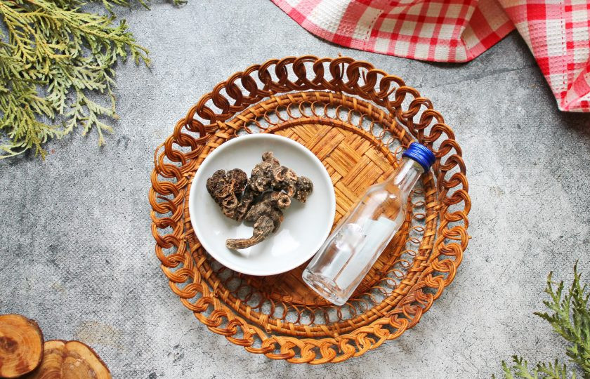 1. Этап. Самогон на калгане: Подготовьте все необходимые ингредиенты для приготовления самогона на калгане.