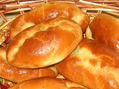 1. Этап. Печеные пирожки с яблоками: Смазываем поверхность пирожков взбитым яйцом или сахарным сиропом и выпекаем при температуре 200С примерно в течение 20 минут - до образования румяной золотистой корочки. Подаем пирожки теплыми, с молоком, чаем или кофе.