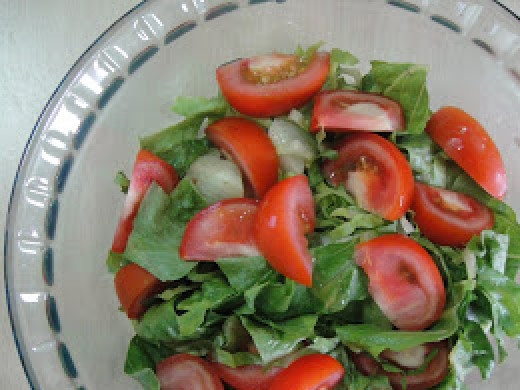 1. Этап. Американский салат со стейком: Добавить помидоры.