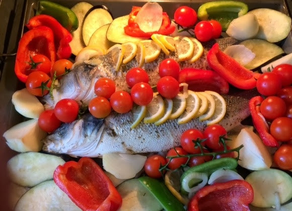 1. Этап. Сибас запеченный: 5. Достаньте противень и аккуратно удалите фольгу. Распределите вокруг рыбы овощи и отправьте обратно в духовку. Запекайте еще минут 10-25 до полной готовности.