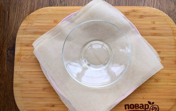 1. Этап. Исландский рождественский хлеб: Тем временем подготовьте пергамент и блюдце диаметром 10-15 см. У меня — 13 см.