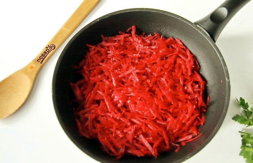 1. Этап. Борщ для детей: Затем, на этой же сковороду, положите тертую свеклу.