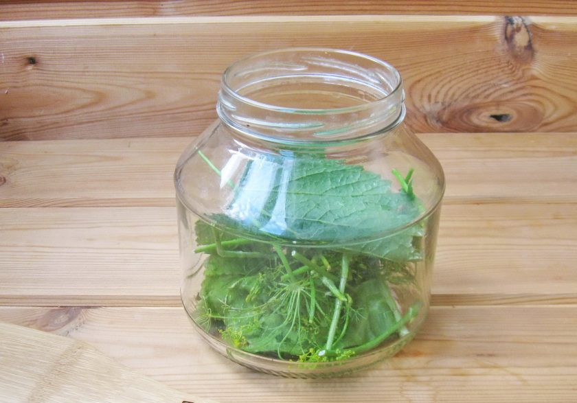 1. Этап. Помидоры с болгарским перцем на зиму: Добавьте листья смородины, укроп и листья вишни.