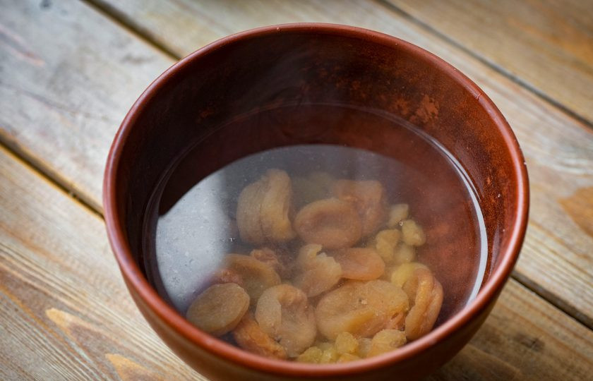 1. Этап. Тыквенно-овсяный пирог: Курагу и изюм выложите в отдельную миску и залейте кипятком, также оставьте на 20 минут.