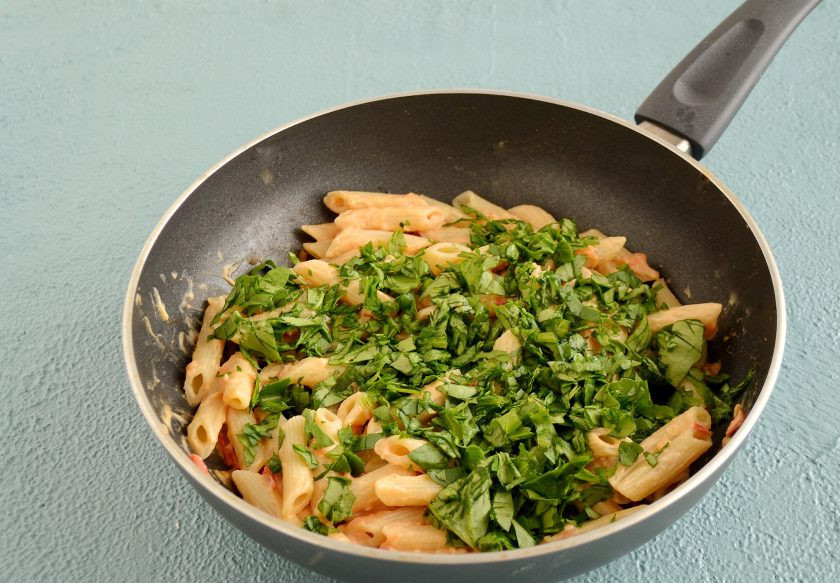 1. Этап. Паста с хумусом: В конце добавьте шпинат, потушите его минуту до мягкости.