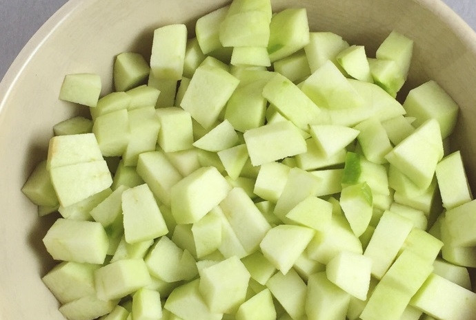 1. Этап. Десерт из яблока и овсянки: 1. Яблоки очистите от кожуры и семян, нарежьте их небольшими кусочками.