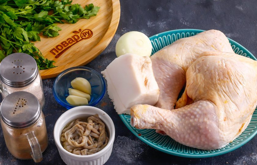 1. Этап. Куриная колбаса с салом: Подготовьте указанные ингредиенты. Промойте окорочка, срежьте с них заднюю часть и плотную кожу. Очистите от кожуры лук и чеснок.