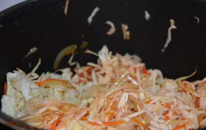 1. Этап. Тушение капусты в мультиварке: 3. Выложите томатный соус, все специи и соль по вкусу, перемешайте. Влейте воду и закройте крышку, установите режим «Тушение» и время 35 минут.