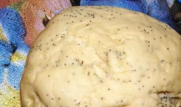 1. Этап. Булочки с черносливом: Достать из холодильника готовое тесто. Тесто готовится заранее на дрожжах, смешивается с маком, сливочным маслом сахаром и солью (все ингредиенты и пропорции указаны ниже)