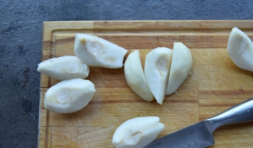 1. Этап. Тосты с грушей и сыром: Груши очистить от кожуры, нарезать на четвертинки и освободить от сердцевины.