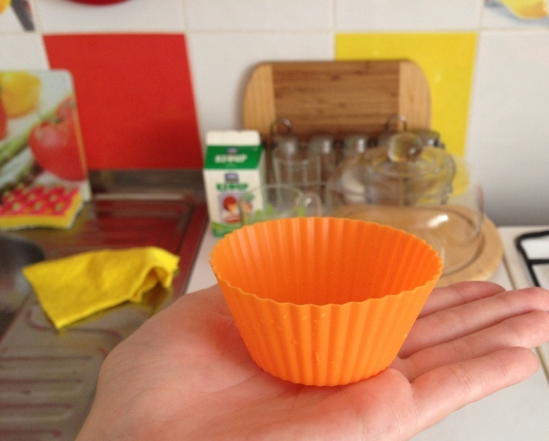 1. Этап. Банановые кексы в силиконовых формочках: 6. Благодаря тому, что в тесто входит сливочное масло, дополнительно смазывать формочки маслом не нужно.