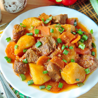 Жаркое из говядины с зеленым луком