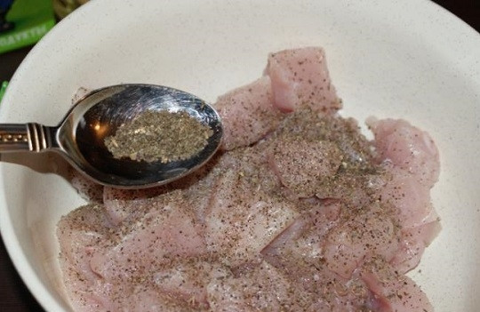 1. Этап. Куриное филе в кефире на сковороде: 3. Добавьте соль, перец, базилик по вкусу.