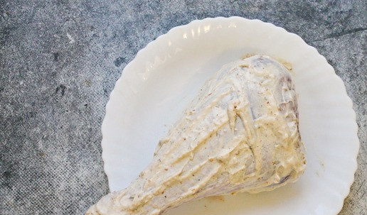 1. Этап. Голень индейки запеченная с айвой: В миске смешайте майонез, горчицу, половину аджики и половину измельченного чеснока. Посолите, поперчите и хорошо перемешайте. Голень индейки сполосните, обсушите и намажьте со всех сторон. Покройте и оставьте мариноваться от 2 до 12 часов. Лучше всего сделать это с утра перед праздником и убрать в холодильник до приготовления.