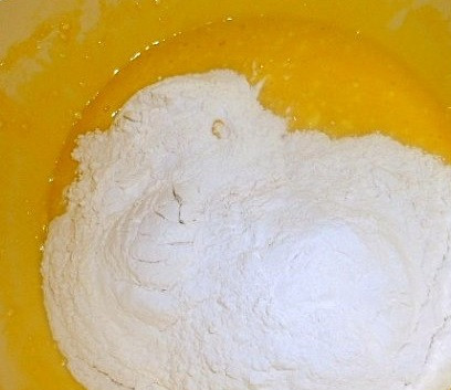 1. Этап. Творожное тесто для вареников на пару: 3. Обязательно добавьте в тесто соду, но не гасите ее. Всыпайте постепенно просеянную муку и замешивайте тесто.