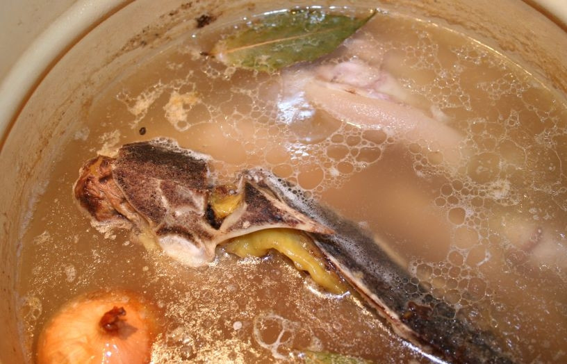 1. Этап. Холодец со свинины: 4. Теперь добавьте кусочек нежирной свинины, а также луковицу, вымытую, но не очищенную. Влейте еще воду, добавьте соль, лавровый лист и душистый перец. Также можете добавить и другие ароматные специи в рецепт приготовления холодца со свинины.