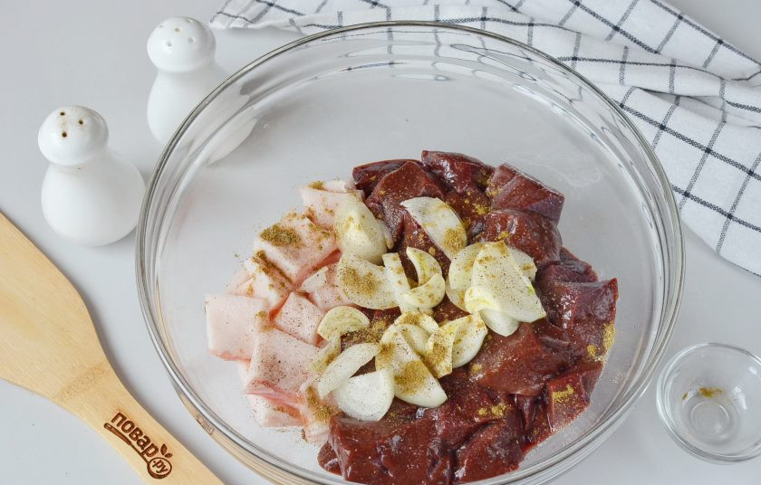 1. Этап. Шашлык из печени говядины на мангале: Добавьте соль, перец, хмели-сунели.