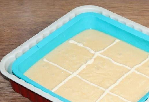 1. Этап. Пирог с кремом и мелкими ягодами: 11. Сверху разливаю крем на тесто.