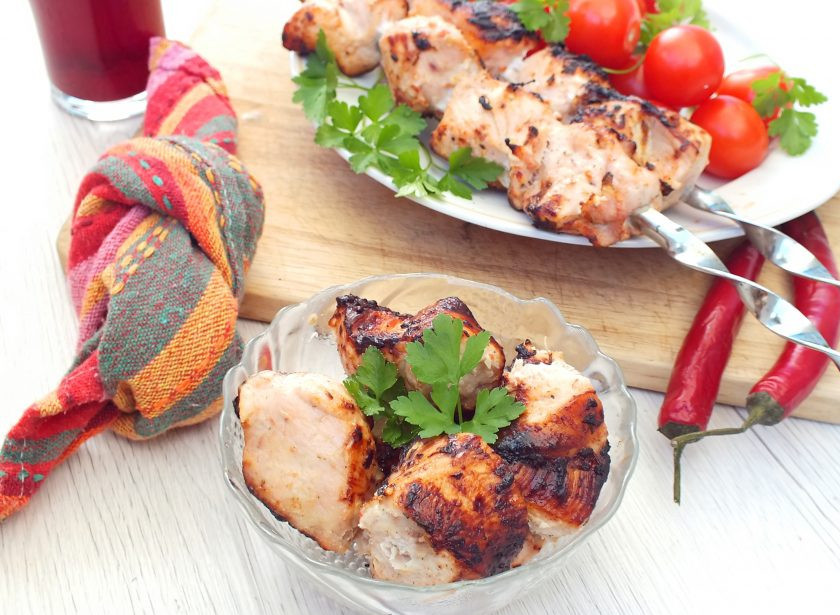 1. Этап. Шашлык из курицы с луком: Готовый шашлык подавайте горячим, с овощами и любимыми напитками. Приятного аппетита!
