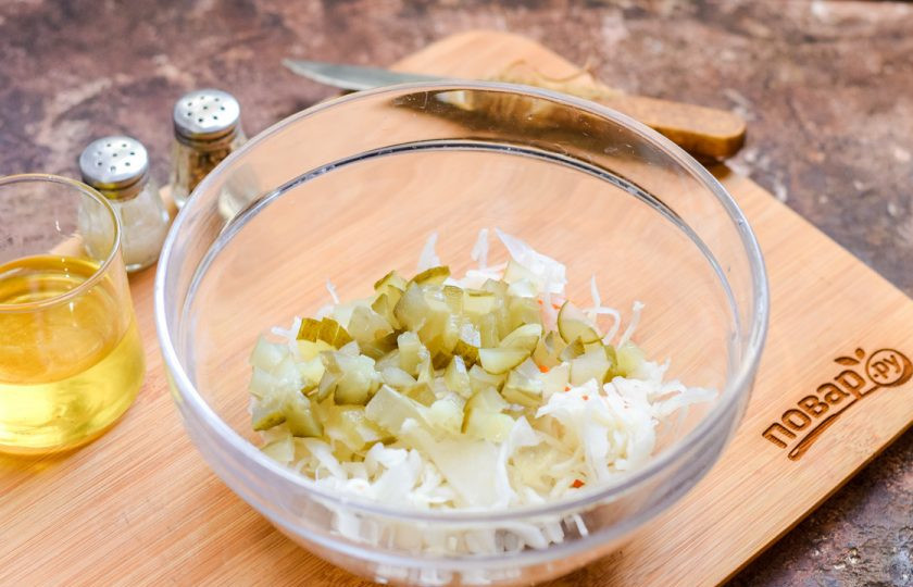 1. Этап. Винегрет для диабетиков: Бочковой огурец нарежьте кубиками и добавьте в салат.