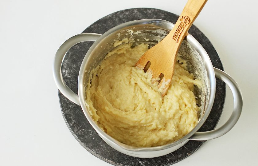 1. Этап. Сладкие клецки: Тесто должно получиться гладким и однородным.