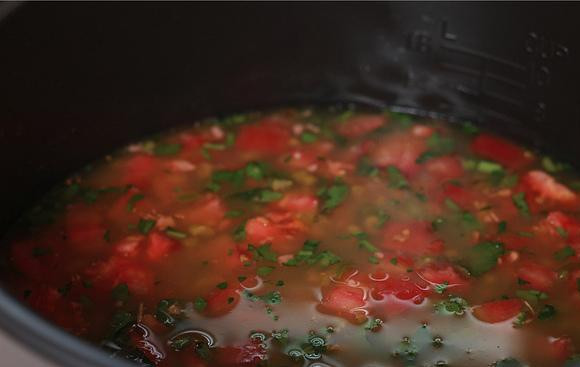 1. Этап. Суп из маша со специями: Следите за тем, чтобы маш не разварился и не превратился в кашу, пусть лучше останется твердым. Далее в кастрюлю добавляем нарезанные помидоры, соль, коричневый сахар и петрушку.