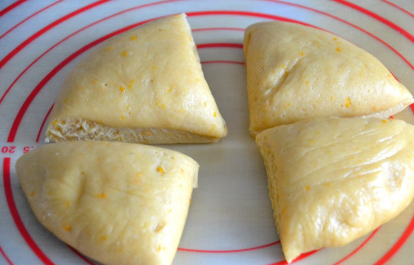 1. Этап. Десерт Ченси: Для удобства работы с тестом разделите его на четыре части, три части снова уберите в пленку.