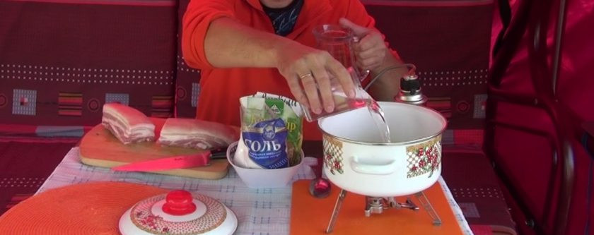 1. Этап. Копченая грудинка: Налейте в емкость 1 литр воды.