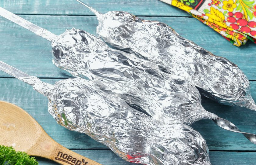 1. Этап. Шашлык из картофеля с беконом: Обмотайте 2 слоями фольги.