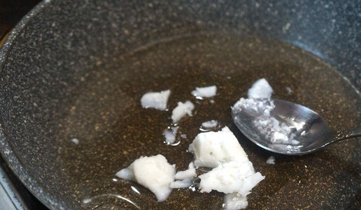 1. Этап. Грибы эноки: В сковороде разогреть кокосовое масло.