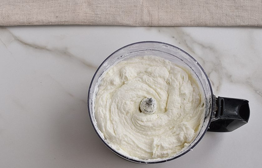 1. Этап. Торт из творога: Творог с сахаром и сметаной пробейте в комбайне или погружным блендером. Добавьте крахмал и еще раз пробейте.