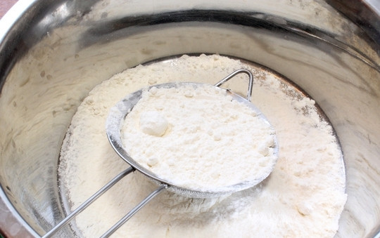 1. Этап. Осетинский пирог Балджин: Введите просеянную муку, соль и перемешайте.