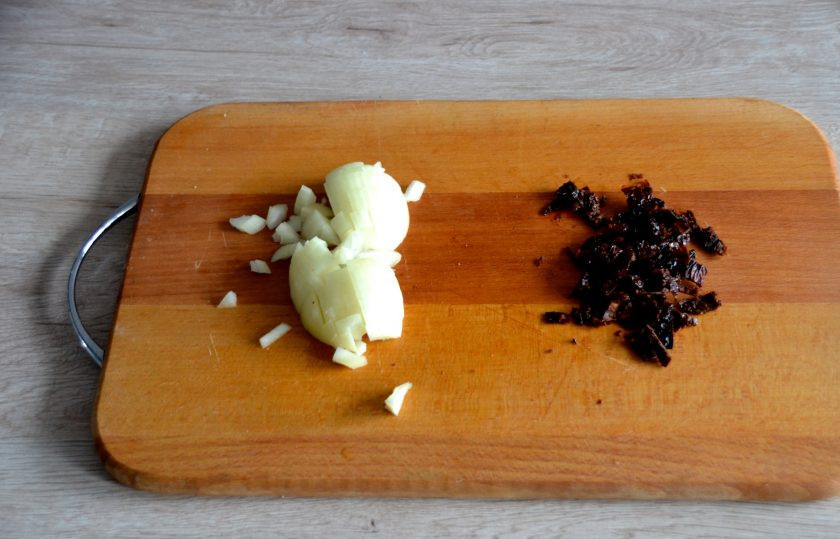 1. Этап. Цветная капуста по-итальянски: Мелко порежьте лук и вяленые томаты.