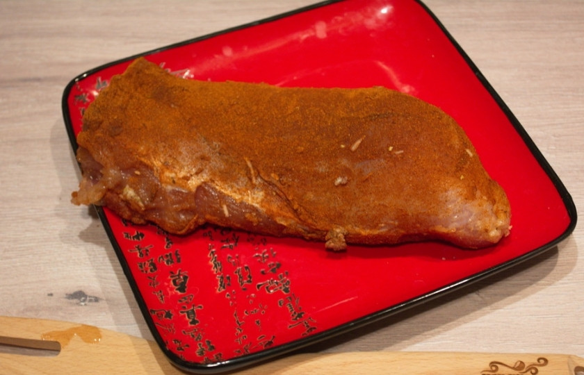 1. Этап. Балык из индейки: Когда мясо просолится, оно станет плотнее. Достаньте его из маринада. Под проточной водой смойте с мяса совершенно все специи. Не жалайте их. Смывайте совершенно все. Теперь промокните мясо бумажным полотенцем, чтоб удалить всю лишнюю влагу. Мясо натрите выдавленным через пресс чесноком, обильно посыпьте паприкой и добавьте немного красного острого перца. Мясо станет красным, по типу бастурмы. Оберните мясо в холщевую ткань ( или вафельное полотенце) и поместите в холодильник на 1 сутки. Через сутки смените ткань на сухую и снова верните в холодильник. Если у вас несколько кусков индейки, оборачивайте каждый кусочек отдельно. Поскольку этот рецепт мне очень нравится, я для таких дел завела 4 больших отреза марли, сложенные в 4 слоя и простроченные. Ими пользуюсь для приготовления индейки.