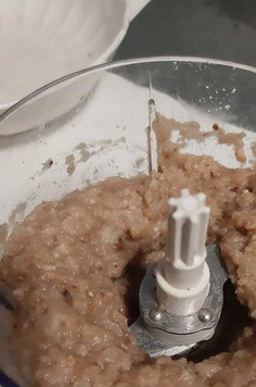 1. Этап. Салат Баклажано-каштановый дракон: Дальше есть два пути: нарезать или измельчить в блендере. Я пошла по легкому пути.