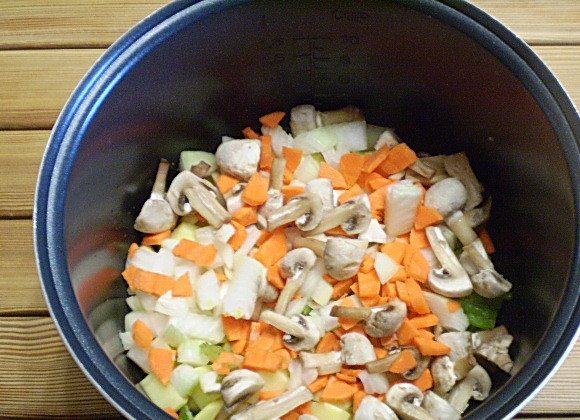 1. Этап. Рагу с грибами: 5. В чашу мультиварки наливаем масло растительное. Складываем овощи, специи соль, чашку воды. Включаем режим 