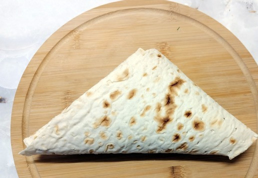 1. Этап. Треугольники из лаваша с начинкой: Получился треугольник.