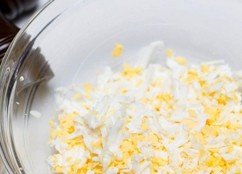 1. Этап. Бутерброды со шпротами и соленым огурцом: Натираем яйца на крупной терке, добавим соль, перец и майонез. Перемешаем.