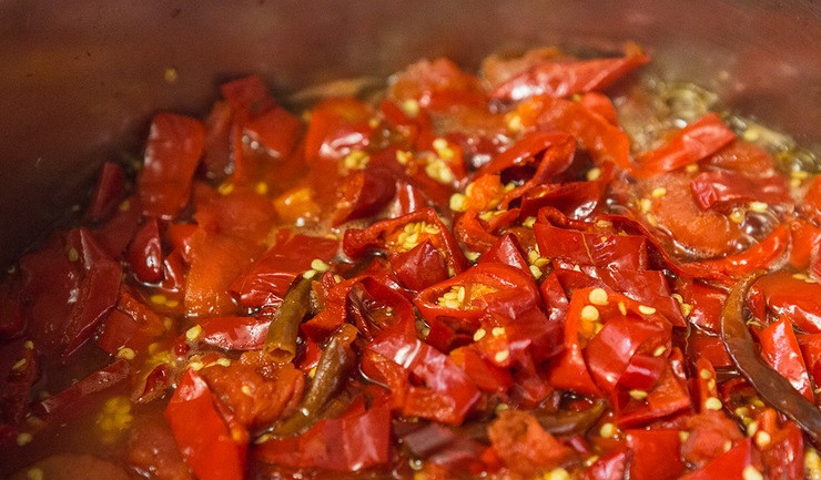 1. Этап. Аджика Кавказская на зиму: 4. Периодически массу нужно аккуратно помешивать.