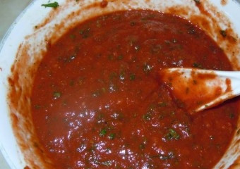 1. Этап. Томатный соус с кинзой: Теперь влейте необходимое количество воды. Мешайте соус до нужной густоты. Регулировать густоту вы можете по своему усмотрению при помощи воды.