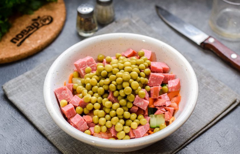 1. Этап. Салат Палитра: Добавьте ко всем ингредиентам консервированный горошек.